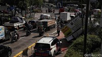 Sopir bus TransJakarta saat ini tidak mengalami luka serius. Polisi akan segera memeriksa sopir untuk menggali dugaan kelalaian hingga terjadinya kecelakaan tersebut.