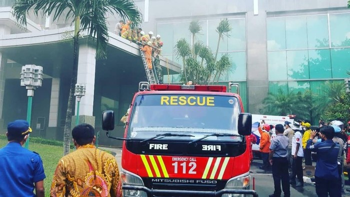 Proses pemadaman kebakaran di Gedung Cyber 1 (Dok. Twitter @humasjakfire)