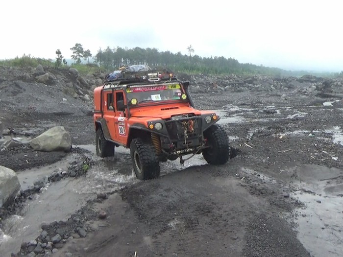 PULUHAN OFF ROADER JELAJAHI MEDAN LERENG GUNUNG SEMERU LUMAJANG