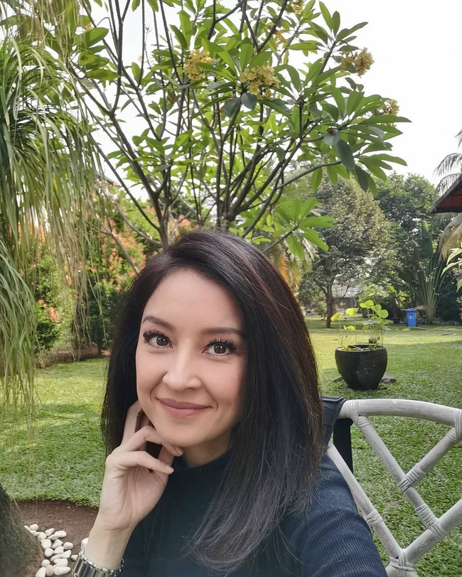 Terakhir syuting itu ya sebenarnya jujur sudah lama ya. Karena kan memang kita kenal udah lama, di dunia entertainment sudah syuting lama banget. Syuting beginian kan lebih enak. Karena sudah tua, kelamaan nunggu di lokasi juga sudah capek banget ya, katanya seperti dikuti detikHot.Foto: Instagram @putripatricia888