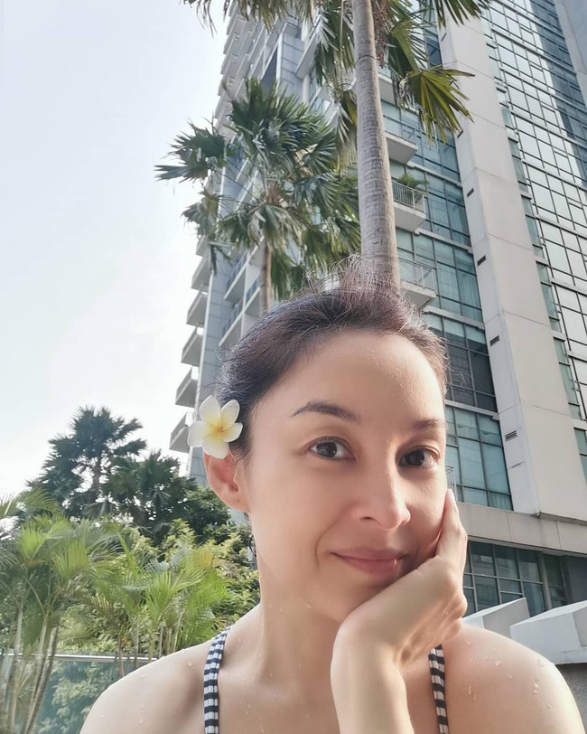 Sekarang itu lagi dijalanin ini beda juga. Berhubungan sama kesehatan. Ada sama partner, teman-teman dokter, kita buka klinik kesehatan, namanya Kasih. Kita bukan incar masalah materi, kita justru di sana sosial. Ada orang-orang yang memang kurang mampu kita seiain kotak, kita nggak kasih harga, kita kasih kotak kalau mampu kasih seribu sok, kasih lebih, alhamdulillah, thanks god, ungkap Putri Patricia.Foto: Instagram @putripatricia888