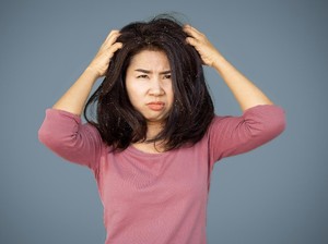 6 Perawatan Rambut Rontok dan Ketombe Secara Alami