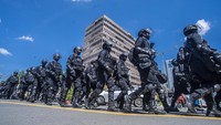 Petugas Brimob bersiaga melakukan penyekatan untuk mengantisipasi massa aksi reuni 212 di Thamrin, Jakarta. ANTARA FOTO/MUHAMMAD ADIMAJA