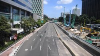 Jalan MH Thmarin, Jakarta lengang imbas penyekatan massa aksi reuni 212. ANTARA FOTO/Akbar Nugroho Gumay