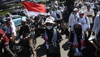 Massa aksi reuni 212 juga membawa bendera merah putih. ANTARA FOTO/Akbar Nugroho Gumay