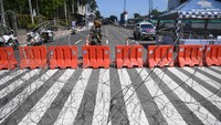 Personil TNI berjaga di penyekatan Jalan MH Thamrin, Jakarta. ANTARA FOTO/Akbar Nugroho Gumay