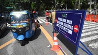 Kendaraan melintasi jalan yang lengang akibat penyekatan jalan aksi reuni 212 di Jalan MH Thamrin, Jakarta. ANTARA FOTO/Akbar Nugroho Gumay