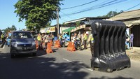 Polda Metro Jaya melakukan filterisasi kendaraan arah Jakarta di sejumlah titik perbatasan mencegah massa aksi Reuni 212. ANTARA FOTO/ASPRILLA DWI ADHA