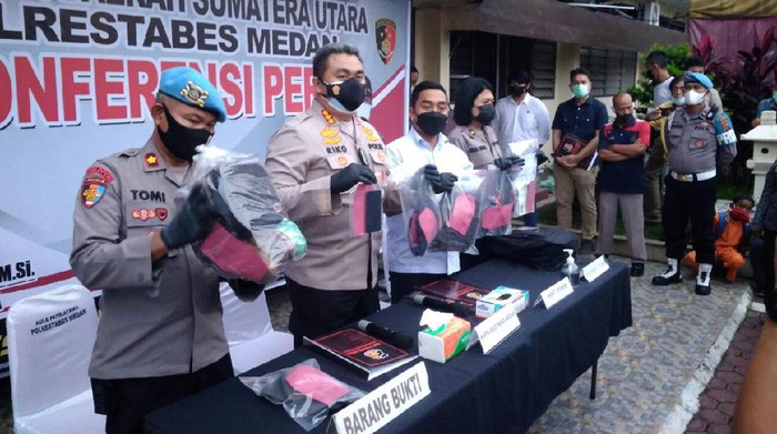 Rilis polisi soal kaus perampokan taksi online di Medan.