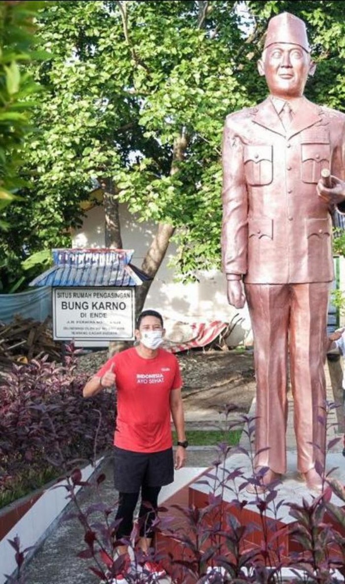 Menapak tilas sejarah kelahiran Pancasila, Menteri Pariwisata dan Ekonomi Kreatif (Menparekraf) Republik Indonesia, Sandiaga Salahuddin Uno mengunjungi Situs Rumah Persinggahan Bung Karno.