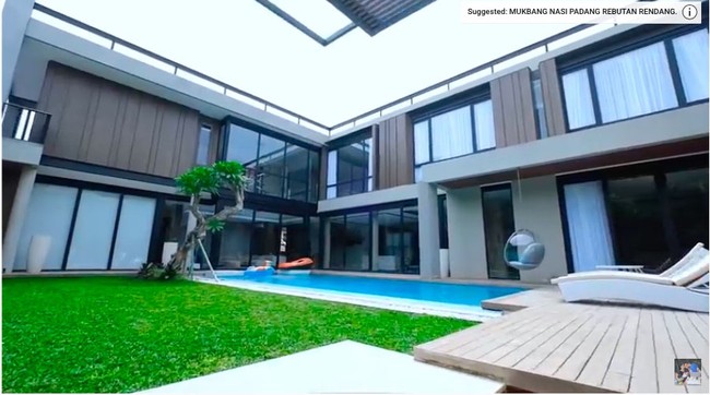 Pasangan selebriti Titi Kamal dan Christian akhirnya merampungkan pembangunan rumah impian mereka pada 2021. Berdiri di atas lahan seluas 1.100 meter persegi, kediaman sejoli ini terdiri dari dua lantai berukuran luas 700 meter dengan aspek arsitektural yang kuat tapi tetap diimbangi dengan halaman luas yang asri untuk mereka dan anak-anak beraktivitas. (Foto: YouTube/Titi dan Tian)