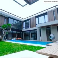 Pasangan selebriti Titi Kamal dan Christian akhirnya merampungkan pembangunan rumah impian mereka pada 2021. Berdiri di atas lahan seluas 1.100 meter persegi, kediaman sejoli ini terdiri dari dua lantai berukuran luas 700 meter dengan aspek arsitektural yang kuat tapi tetap diimbangi dengan halaman luas yang asri untuk mereka dan anak-anak beraktivitas. (Foto: YouTube/Titi dan Tian)
