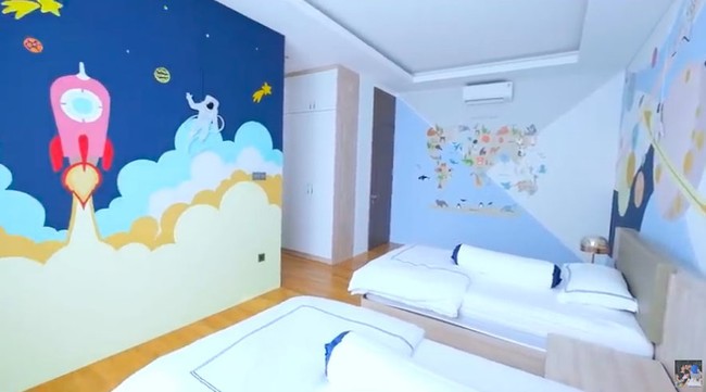 Kamar kedua anak Titi dan Tian juga tak kalah menarik. Dindingnya dihiasi murel bernuansa antariksa yang jenaka. (Foto: YouTube/Titi dan Tian)