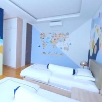 Kamar kedua anak Titi dan Tian juga tak kalah menarik. Dindingnya dihiasi murel bernuansa antariksa yang jenaka. (Foto: YouTube/Titi dan Tian)