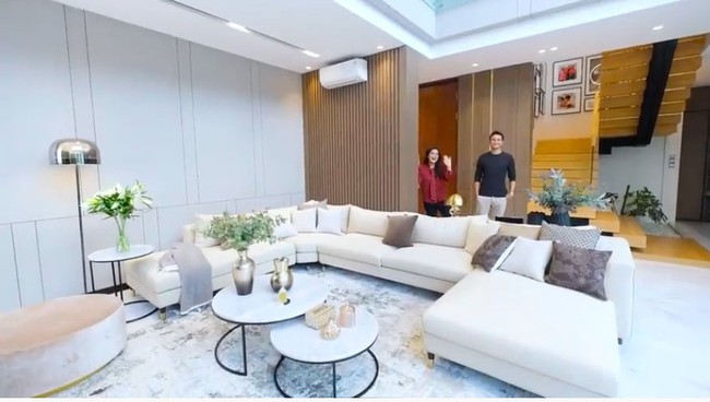 Ruang keluarga menjadi salah satu area vital di rumah yang pembangunannya memakan waktu dua tahun ini. Di ruang ini, Tian dan Titi menempatkan sebuah sofa besar agar seluruh keluarga bisa berkumpul bersama. Kebetulan aku dari keluarga besar. Kalau ngumpul, harus numplek barengan, kata ibu dua anak itu. (Foto: YouTube/Titi dan Tian)