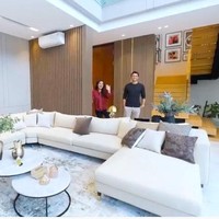 Ruang keluarga menjadi salah satu area vital di rumah yang pembangunannya memakan waktu dua tahun ini. Di ruang ini, Tian dan Titi menempatkan sebuah sofa besar agar seluruh keluarga bisa berkumpul bersama. Kebetulan aku dari keluarga besar. Kalau ngumpul, harus numplek barengan, kata ibu dua anak itu. (Foto: YouTube/Titi dan Tian)