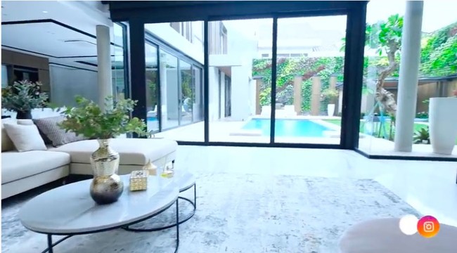 Sembari bersantai di ruang keluarga, Tian dan Titin bisa menikmati pemandangan halaman belakang yang dilengkapi kolam renang. (Foto: YouTube/Titi dan Tian)