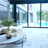 Sembari bersantai di ruang keluarga, Tian dan Titin bisa menikmati pemandangan halaman belakang yang dilengkapi kolam renang. (Foto: YouTube/Titi dan Tian)