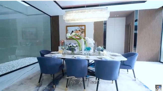 Interior bergaya modern chic mendominasi hampir semua ruangan, tanpa terkecuali ruang makan. Aksen berwarna biru pada kursi memberi karakter tersendiri pada ruanga ini. (Foto: YouTube/Titi dan Tian)