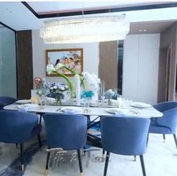 Interior bergaya modern chic mendominasi hampir semua ruangan, tanpa terkecuali ruang makan. Aksen berwarna biru pada kursi memberi karakter tersendiri pada ruanga ini. (Foto: YouTube/Titi dan Tian)