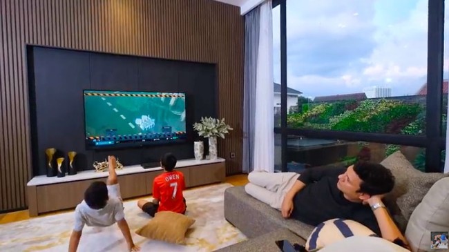 Lantai dua juga difungsikan sebagai ruang menonton dan bermain. Lantai atas boleh diberantakin, kalau lantai bawah harus rapi, kata tian. (Foto: YouTube/Titi dan Tian)