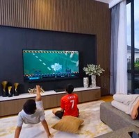 Lantai dua juga difungsikan sebagai ruang menonton dan bermain. Lantai atas boleh diberantakin, kalau lantai bawah harus rapi, kata tian. (Foto: YouTube/Titi dan Tian)