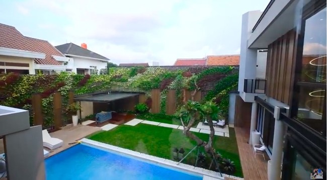 Selain kolam renang, halaman belakang juga dimanfaatkan untuk area gazebo dan taman. Terdapat pula vertical garden yang membuat suasana semakin asri. (Foto: YouTube/Titi dan Tian)