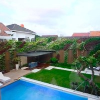 Selain kolam renang, halaman belakang juga dimanfaatkan untuk area gazebo dan taman. Terdapat pula vertical garden yang membuat suasana semakin asri. (Foto: YouTube/Titi dan Tian)