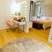 Rumah mereka juga dilengkapi sebuah glam room yang menyatu dengan kamar ibu Titi. Khusus untuk ruangan ini, Titi yang memilih dari urusan desain hingga warna. (Foto: YouTube/Titi dan Tian)