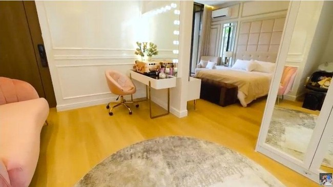 Rumah mereka juga dilengkapi sebuah glam room yang menyatu dengan kamar ibu Titi. Khusus untuk ruangan ini, Titi yang memilih dari urusan desain hingga warna. (Foto: YouTube/Titi dan Tian)