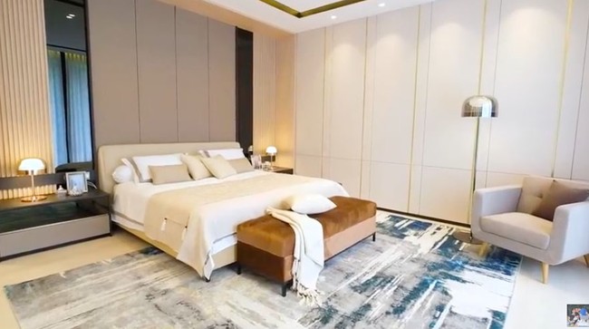 Impian Christian Sugiono dan Titi Kamal untuk memiliki rumah baru akhirnya terwujud. Baru rampung dibangun, rumah tersebut memiliki kamar utama yang nyaman dengan kombinasi desain minimalis dan chic. (Foto: YouTube/Titi dan Tian)