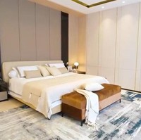 Impian Christian Sugiono dan Titi Kamal untuk memiliki rumah baru akhirnya terwujud. Baru rampung dibangun, rumah tersebut memiliki kamar utama yang nyaman dengan kombinasi desain minimalis dan chic. (Foto: YouTube/Titi dan Tian)