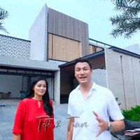 Inilah penampakan depan rumah baru Titi Kamal dan Christian Sugiono. Dari luar, tampak rumah tersebut hadir dalam arsitektur bergaya modern-kontemporer dengan sentuhan tropis. (Foto: YouTube/Titi dan Tian)