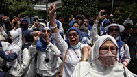 Massa aksi reuni 212 tetap semangat bertahan di lokasi meski panas terik mulai menyengat.