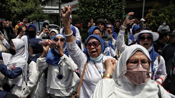 Sejumlah perempuan yang tergabung massa aksi Reuni 212 melakukan orasi di kawasan Sarinah, Jakarta Pusat, Kamis (2/12). Mereka tetap melakukan aksi padahal tidak mendapatkan izin kegiatan.
