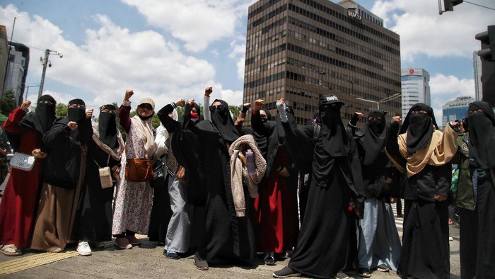 Sejumlah perempuan yang tergabung massa aksi Reuni 212 melakukan orasi di kawasan Sarinah, Jakarta Pusat, Kamis (2/12). Mereka tetap melakukan aksi padahal tidak mendapatkan izin kegiatan.