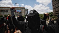 Massa aksi reuni 212 berpakaian serba hitam mendominasi di kawasan Sarinah, Jakarta Pusat.