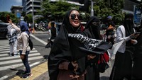Massa reuni 212 tetap melakukan aksi padahal tidak mendapatkan izin kegiatan. Mereka hadir dengan membawa sejumlah atribut seperti bendera.