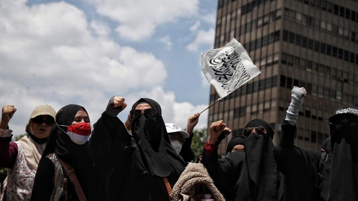 Semangat Kaum Hawa Ikut Aksi Reuni 212 Meski Tak Berizin Sejumlah perempuan yang tergabung massa aksi Reuni 212 melakukan orasi di kawasan Sarinah, Jakarta Pusat, Kamis (2/12). Mereka tetap melakukan aksi padahal tidak mendapatkan izin kegiatan.