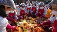 Sekitar 200 orang membuat 4.000 bungkus kimchi, yang dibuat dari kubis, sayuran lainnya dan saus sambal.  