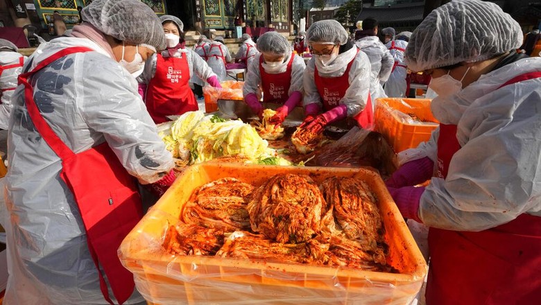 Serunya Emak-emak Korsel Bikin Kimchi Bareng di Seoul Volunteers make kimchi, a traditional pungent vegetable dish, to donate to needy neighbors, at a temple in Seoul, South Korea, Thursday, Dec. 2, 2021. About 200 people made 4,000 packets of kimchi, made primary with cabbage, other vegetables and chili sauce. Kimchi is the most popular traditional food in Korea. (AP Photo/Ahn Young-joon)