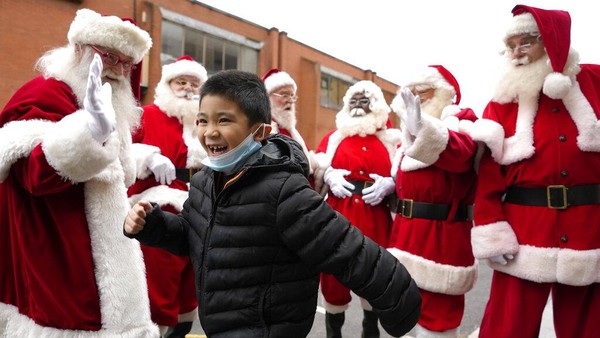Mereka mengikuti pelatihan untuk memastikan dapat menghibur anak-anak dengan maksimal di perayaan Natal tahun ini.