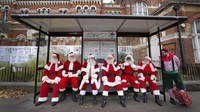 Jelang Natal, para Sinterklas kembali ke sekolah di Ministry of Fun, di London untuk mendapat pelatihan. Para Sinterklas ini akan belajar mengucap Hohoho dan selamat Natal dalam berbagai bahasa.