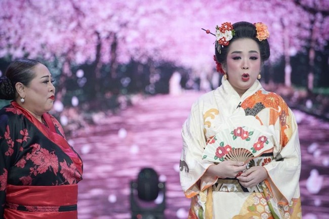 Dalam foto tersebut terlihat Soimah yang mengenakan kimono yang didominasi dengan warna krem dan oranye. Rambut dan wajahnya pun dirias seperti layaknya wanita Jepang. Foto: Instagram/@showimah