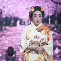 Dalam foto tersebut terlihat Soimah yang mengenakan kimono yang didominasi dengan warna krem dan oranye. Rambut dan wajahnya pun dirias seperti layaknya wanita Jepang. Foto: Instagram/@showimah