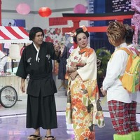 Rambut Soimah tampak tersanggul rapih ala wanita Jepang. Pada bagian kiri dan kanan rambutnya dihiasi dengan bunga yang berwarna-warni. Pipinya tampak merah merona dan bibirnya pun dipulas dengan lipstik berwarna merah. Foto: Instagram/@showimah