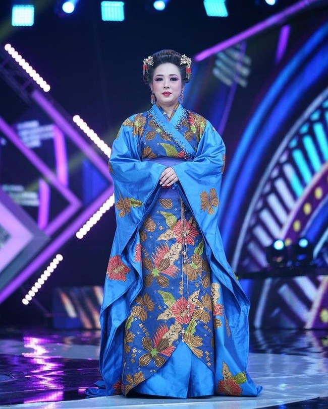 Soimah sendiri sebelumnya juga pernah tampil dengan mengenakan kimono. Saat itu Soimah terlihat mengenakan kimono berwarna biru muda saat menjadi juri di salah satu ajang pencarian bakat. Foto: Instagram/@showimah