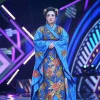 Soimah sendiri sebelumnya juga pernah tampil dengan mengenakan kimono. Saat itu Soimah terlihat mengenakan kimono berwarna biru muda saat menjadi juri di salah satu ajang pencarian bakat. Foto: Instagram/@showimah