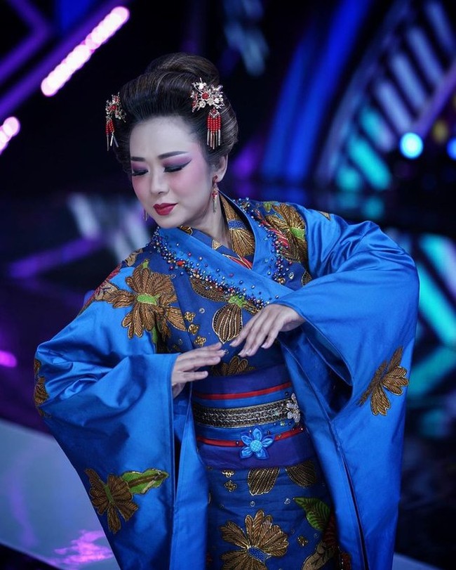 Begini penampilan Soimah dalam balutan kimono Jepang. Bagaimana menurutmu? Nggak kalah anggun dengan mengenakan kebaya bukan? Foto: Instagram/@showimah