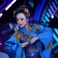 Begini penampilan Soimah dalam balutan kimono Jepang. Bagaimana menurutmu? Nggak kalah anggun dengan mengenakan kebaya bukan? Foto: Instagram/@showimah